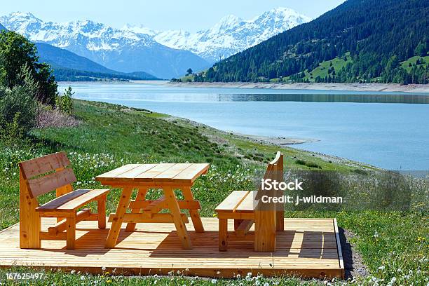 Foto de Reschensee Paisagem De Verão e mais fotos de stock de Alpes europeus - Alpes europeus, Banco - Assento, Céu - Fenômeno natural