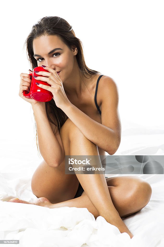 Сексуальная женщина пьет кофе - Стоковые фото Держать роялти-фри