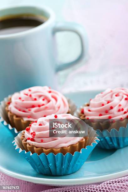 Foto de Variedade De Rosa Cupcake De Pralines De Chocolate e mais fotos de stock de Alimentação Não-saudável - Alimentação Não-saudável, Azul, Bolinho