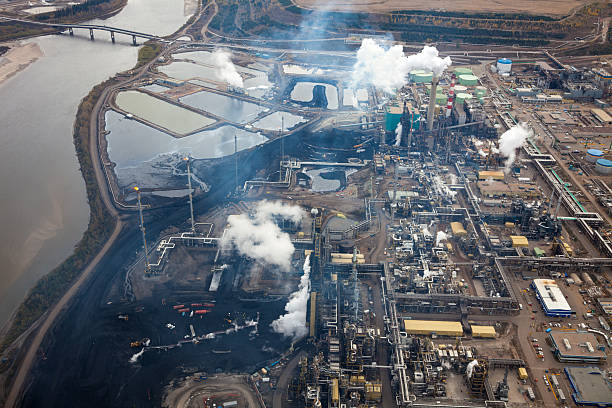 oilsands 製油所 - fort mcmurray ストックフォトと画像