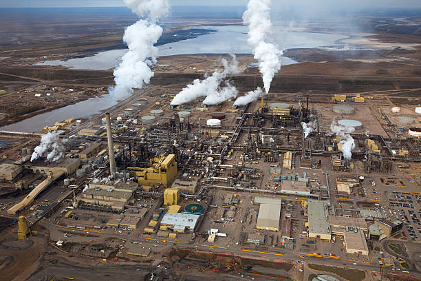 refinería de petróleo - fort mcmurray fotografías e imágenes de stock