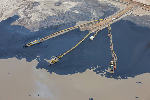 oilsands tailings estanque - tailings fotografías e imágenes de stock