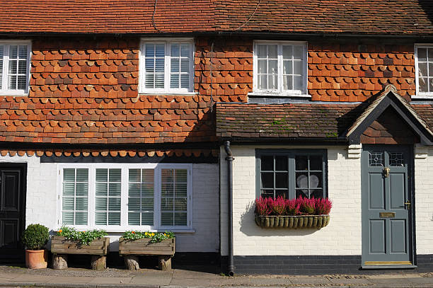 коттеджи на chiddingfold. суррей. англия - surrey southeast england england cottage стоковые фото и изображения