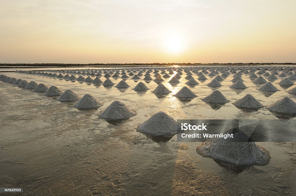 Salt campi, Phetchaburi, Tailandia - Foto stock royalty-free di Acqua