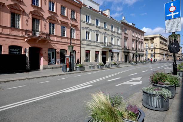 edifícios iluminados pelo sol na rua nowy swiat em varsóvia - nowy swiat - fotografias e filmes do acervo