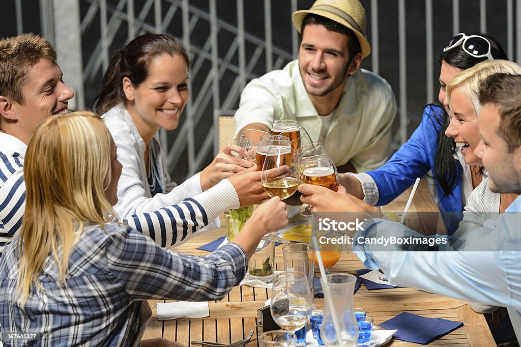 Gruppo di Gente che brinda con bevande Allegro - Foto stock royalty-free di Adulto