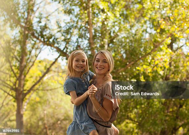 Photo libre de droit de Mère Et Fille Jouant En Plein Air banque d'images et plus d'images libres de droit de 30-34 ans - 30-34 ans, 8-9 ans, Activités de week-end