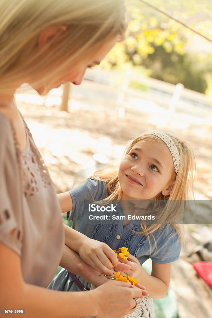 Madre e figlia che giocano all'aperto - Foto stock royalty-free di 30-34 anni