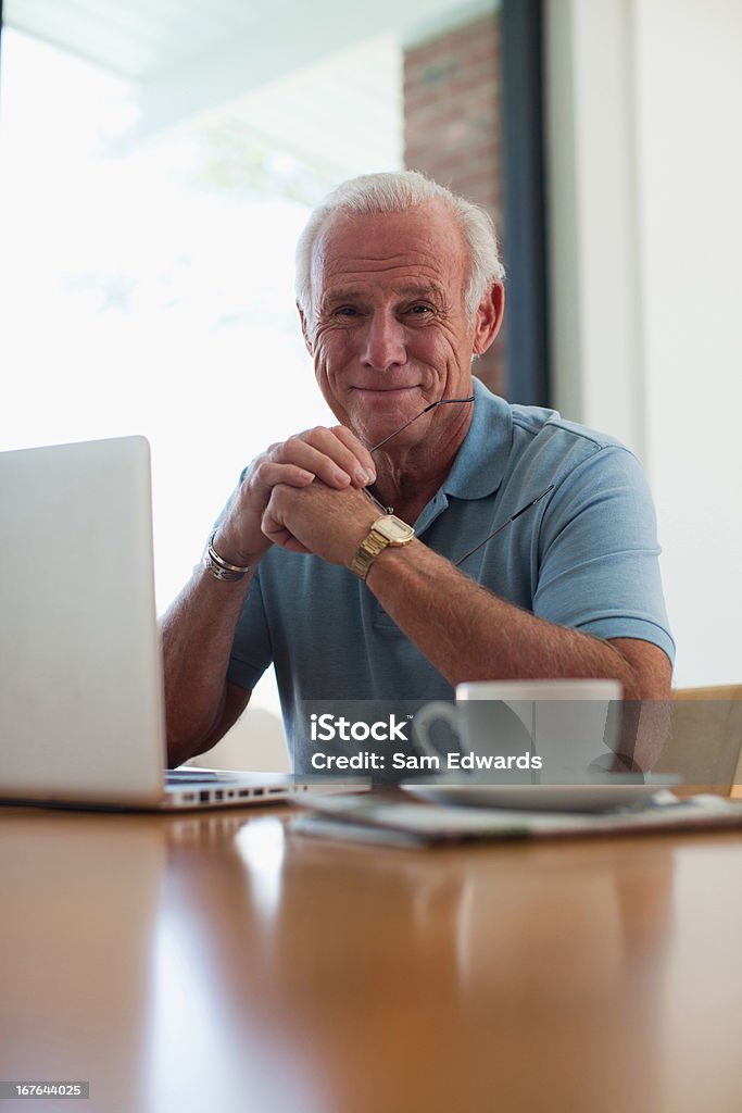 Älterer Mann mit laptop im Innenbereich - Lizenzfrei Kaffee - Getränk Stock-Foto