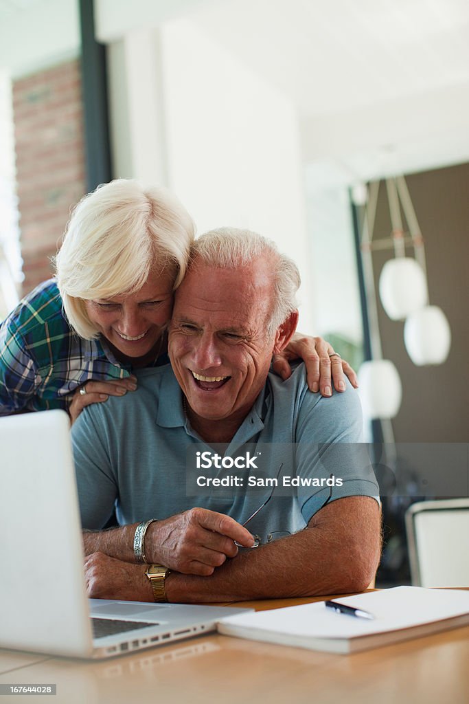 Casal de idade usando laptop juntos - Royalty-free Internet Foto de stock