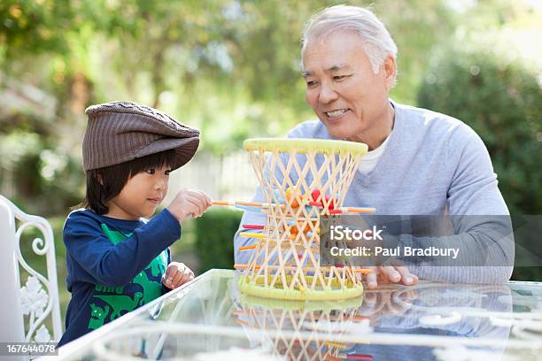 孫以上の男性と屋外で遊ぶ - 祖父のストックフォトや画像を多数ご用意 - 祖父, アジアおよびインド民族, プレーする