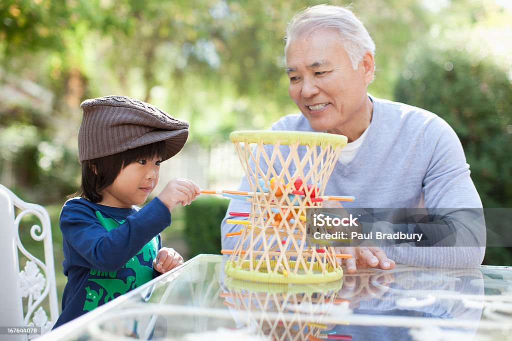 Idade homem e Neto a tocar ao ar livre - Royalty-free Avô Foto de stock