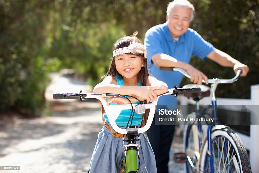 Großvater und Enkelin Reiten Fahrräder im Freien - Lizenzfrei Fahrrad Stock-Foto