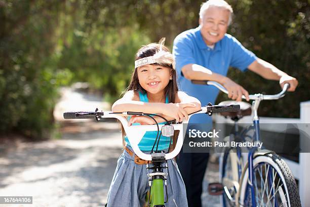 Avô E Neta Equitação Bicicletas Ao Ar Livre - Fotografias de stock e mais imagens de Bicicleta - Bicicleta, Ciclismo, Orgulho