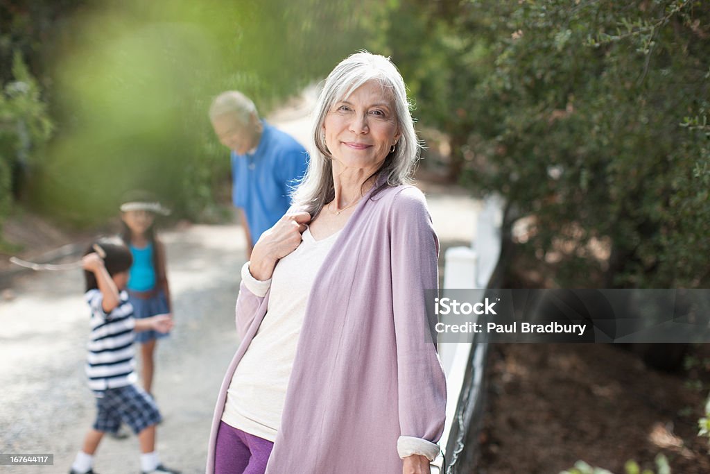 Sourire d'une femme debout à l'extérieur - Photo de 4-5 ans libre de droits