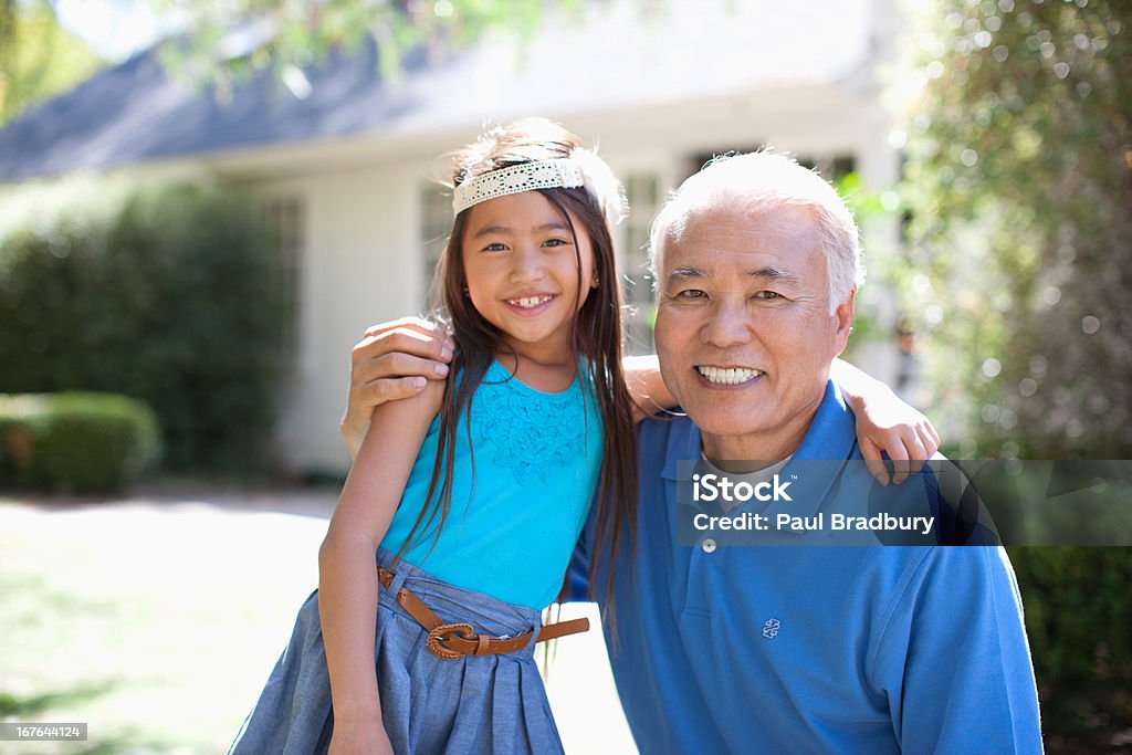 Anziani uomo in piedi all'aperto e Nipote femmina - Foto stock royalty-free di Giapponese