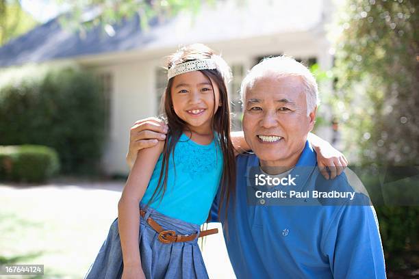 Anziani Uomo In Piedi Allaperto E Nipote Femmina - Fotografie stock e altre immagini di Giapponese - Giapponese, Nonno, Terza età