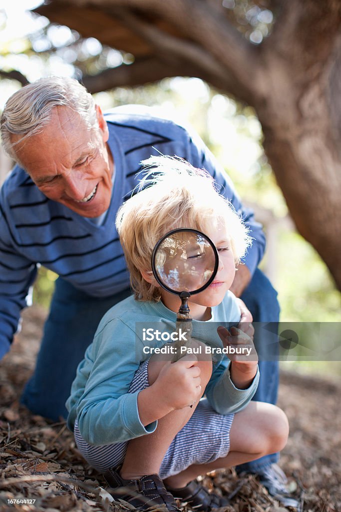 孫以上の男性と、虫眼鏡を使用する - 2人のロイヤリティフリーストックフォト