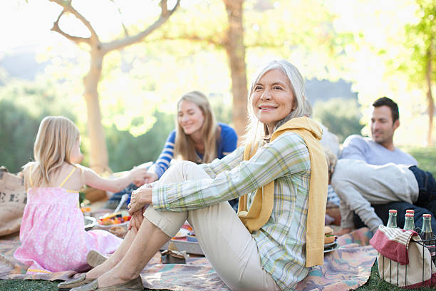 picnicking família juntos ao ar livre - grandparent retirement senior adult healthy lifestyle imagens e fotografias de stock