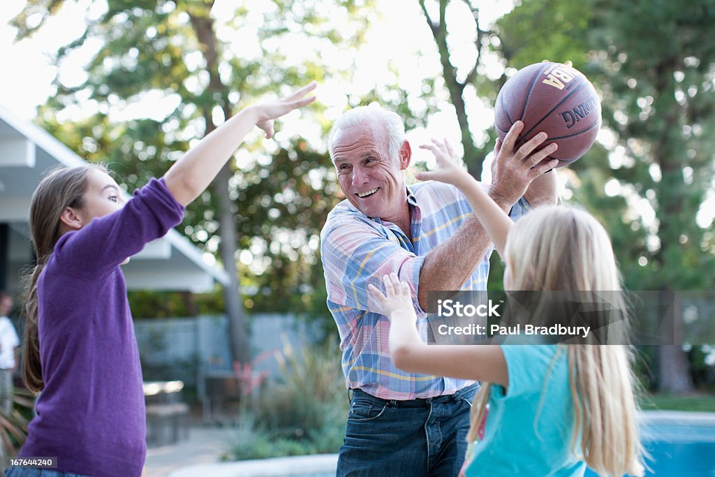 있는 나이든 남자 게임하기 베스킷볼 granddaughters - 로열티 프리 농구-팀 스포츠 스톡 사진