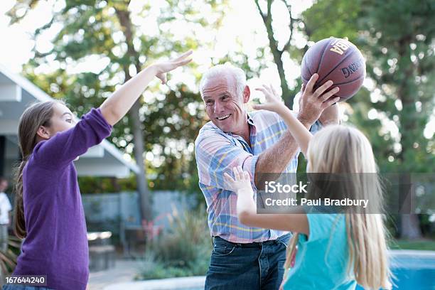 있는 나이든 남자 게임하기 베스킷볼 Granddaughters 농구-팀 스포츠에 대한 스톡 사진 및 기타 이미지 - 농구-팀 스포츠, 농구공, 가족