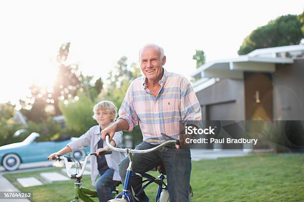 Ältere Mann Und Enkel Reiten Fahrräder Im Freien Stockfoto und mehr Bilder von 10-11 Jahre - 10-11 Jahre, 65-69 Jahre, Aktiver Senior