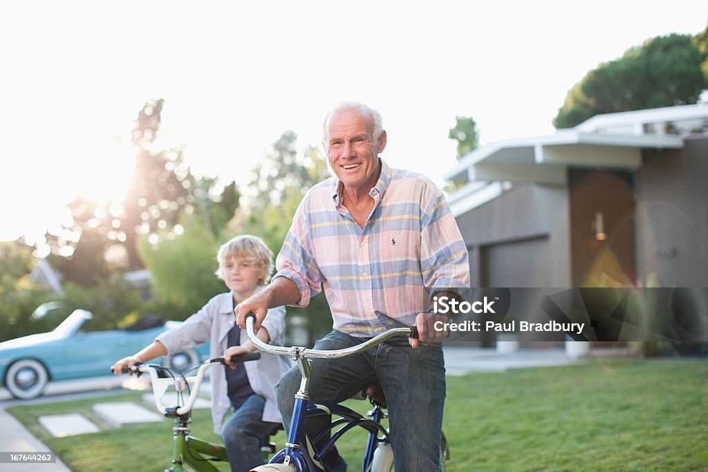 Mais homem e neto andar de bicicleta ao ar livre - Foto de stock de 10-11 Anos royalty-free