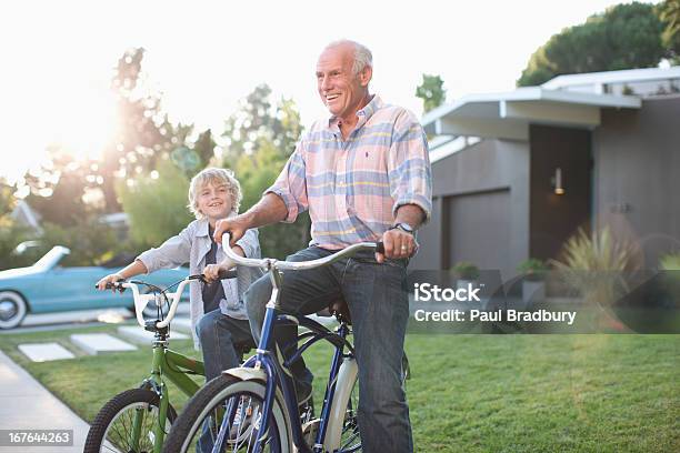 Hombre Mayor Envenenado Y Nieto Montando Una Bicicleta Al Aire Libre Foto de stock y más banco de imágenes de 10-11 años