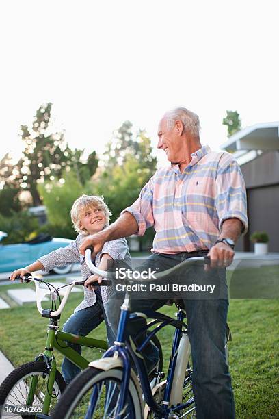 Ältere Mann Und Enkel Reiten Fahrräder Im Freien Stockfoto und mehr Bilder von Großvater - Großvater, 10-11 Jahre, 65-69 Jahre
