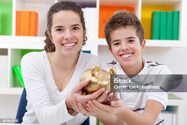 Crianças Com Piggybank - Fotografias de stock e mais imagens de Adolescente - Adolescente, Brincalhão, Criança