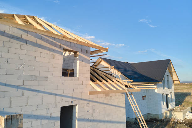 vue aérienne de la charpente inachevée d’une maison privée avec murs en béton léger aéré et charpente de toit en bois en construction. - roof lightweight industry architecture photos et images de collection