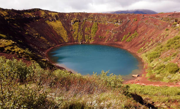 cratera kerid, área de gr msnes, golden circle, islândia - kerith - fotografias e filmes do acervo