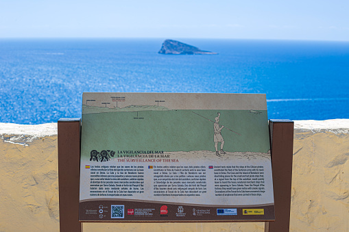 Benidorm, Costa Blanca: Informative tourist board about the medieval history of the island of Benidorm, located on the Tossal de la Cala, a hill near Poniente Beach.