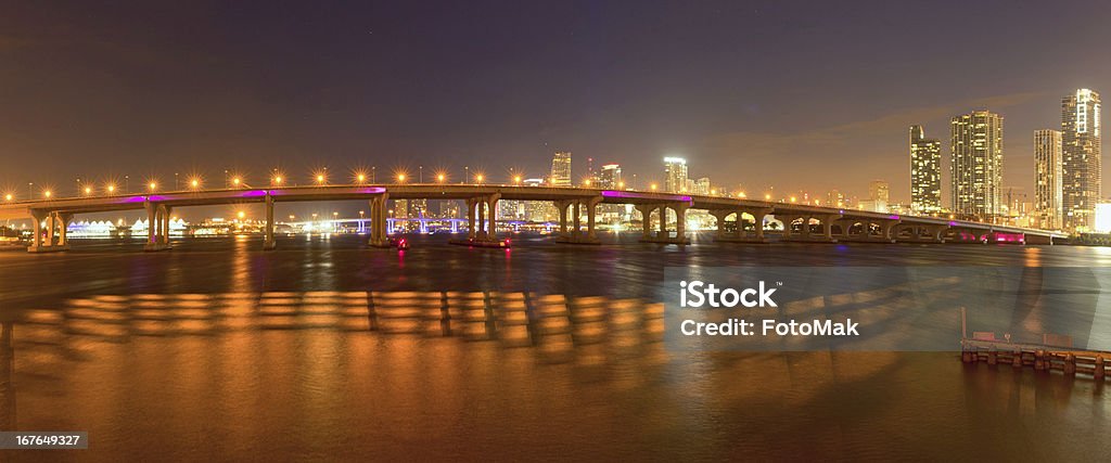 De Miami, Florida, noche panorama de puente y el centro de la ciudad - Foto de stock de Agua libre de derechos