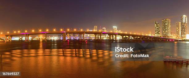 De Miami Florida Noche Panorama De Puente Y El Centro De La Ciudad Foto de stock y más banco de imágenes de Agua