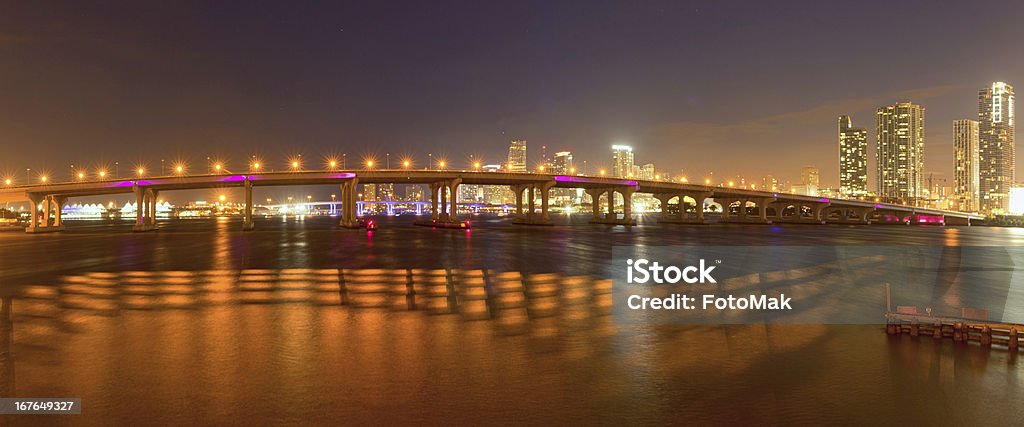 Ночи Майами Флорида Мост панорама города и - Стоковые фото Venetian Causeway Bridge роялти-фри