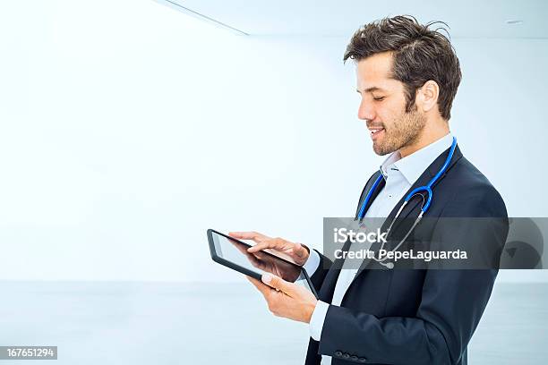 デジタルタブレットを使用して医師病院 - 医師のストックフォトや画像を多数ご用意 - 医師, 聴診器, ビジネスマン