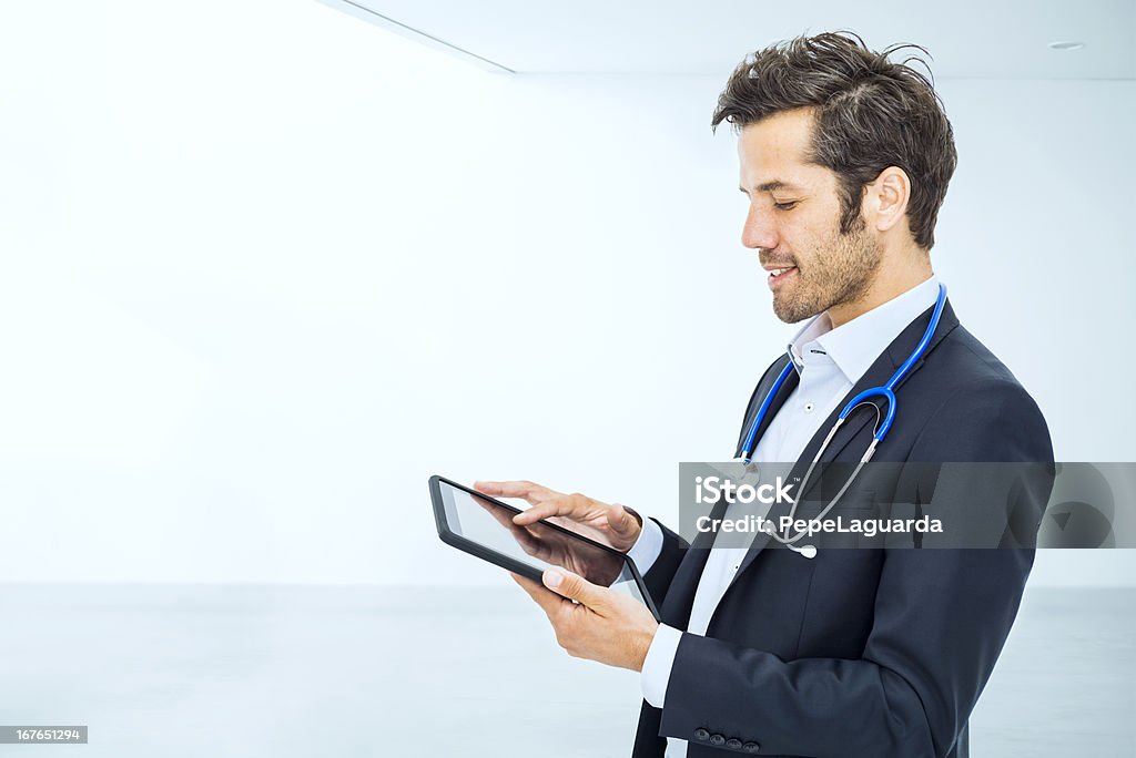 Médico usando tablet digital no hospital - Foto de stock de Doutor royalty-free