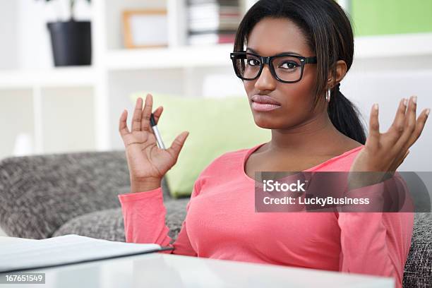 Demasiado Para Aprender Foto de stock y más banco de imágenes de Afrodescendiente - Afrodescendiente, Mujeres, Aburrimiento