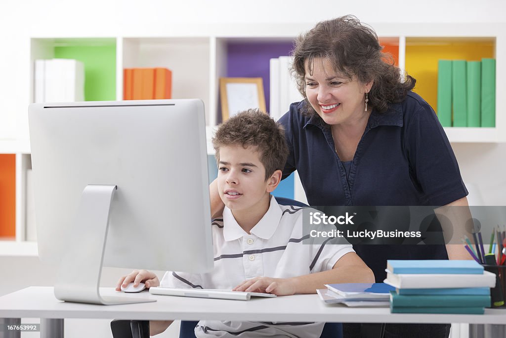 Frau mit computer mit Sohn - Lizenzfrei Alleinerzieherin Stock-Foto