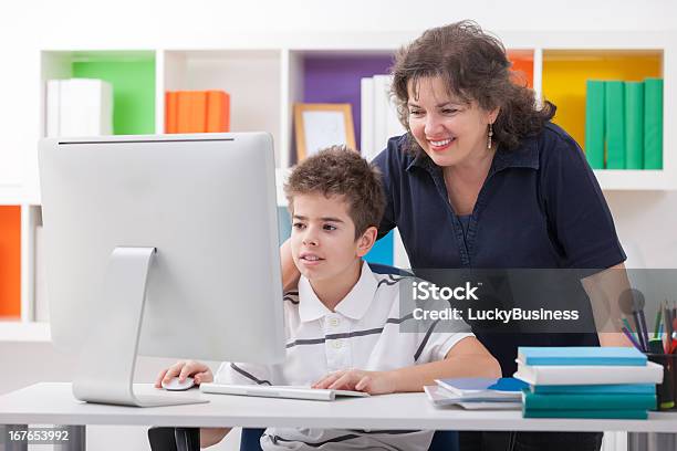 Frau Mit Computer Mit Sohn Stockfoto und mehr Bilder von Alleinerzieherin - Alleinerzieherin, Bildung, Computer