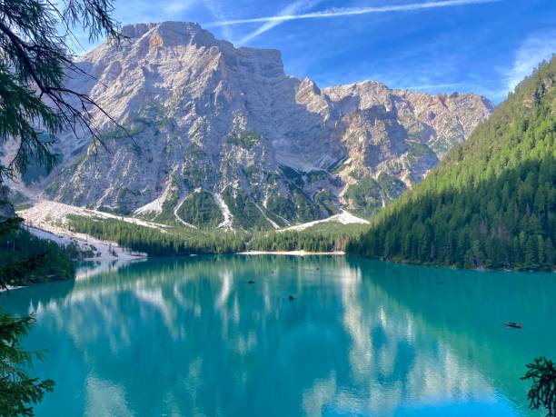 Pragser Wildsee - Pragser See - Bergblick in den Dolomiten, einer Gebirgskette in Italien – Foto