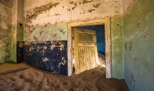 abandonado cidade fantasma de kolmanskop na namíbia - luderitz city - fotografias e filmes do acervo