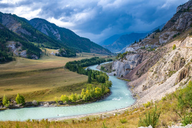 View of the Chuya river and Altai mountains. Altai Republic, Siberia, Russia - fotografia de stock