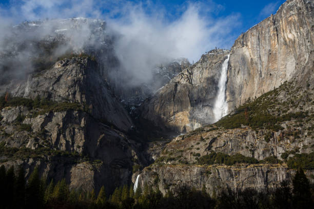 ヨセミテ国立公園で冬に見られるヨセミテ滝。 - yosemite national park winter waterfall california ストックフォトと画像