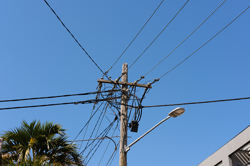 Electric pole has supports to make it stronger