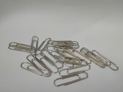 paper clip It is a device used to temporarily collect a small number of documents together by inserting it without damaging the paper or document.