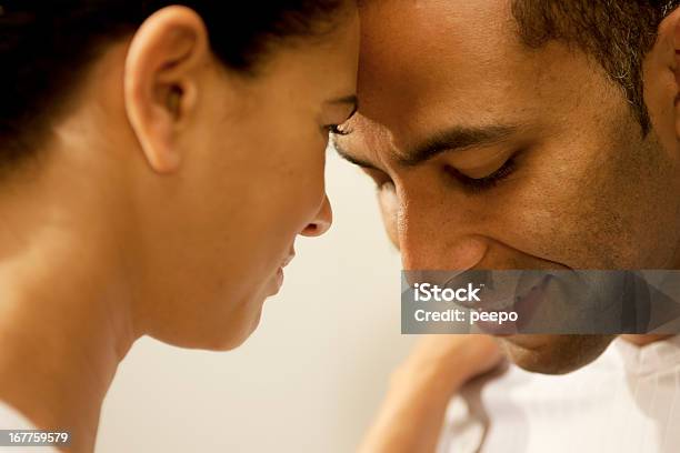 Intimo Uomo E Donna - Fotografie stock e altre immagini di Guardare verso il basso - Guardare verso il basso, Viso, Adulto