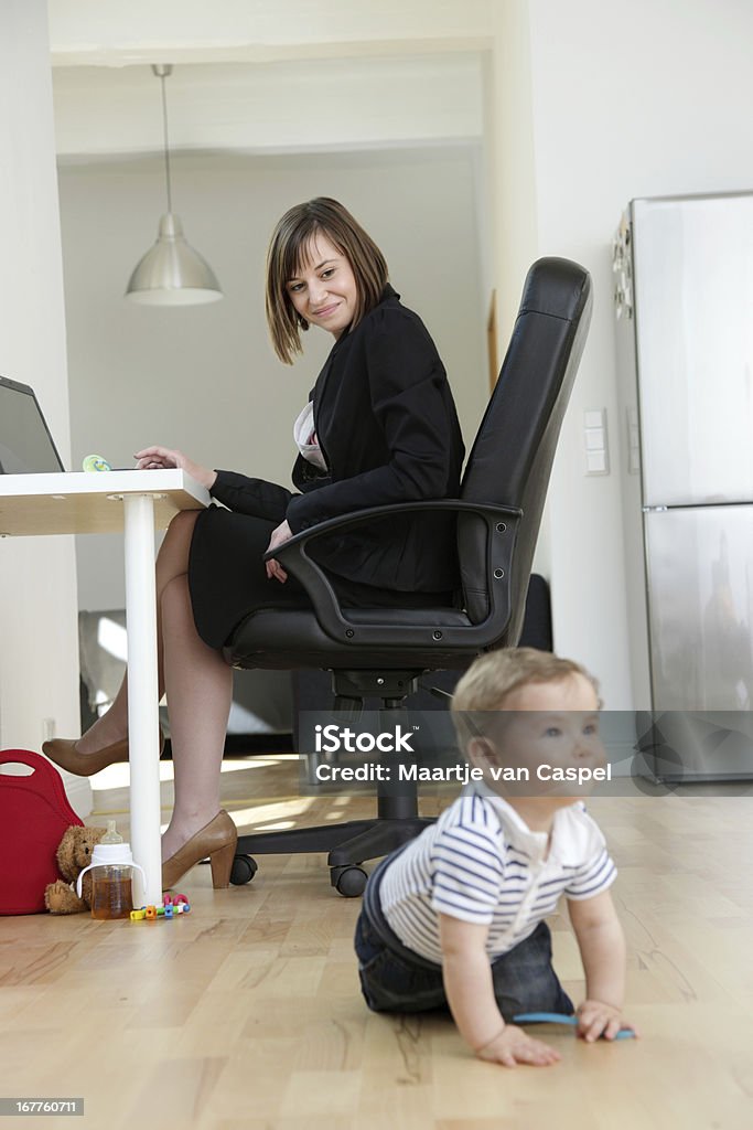 Travaillant à la maison, maman heureuse - Photo de 6-11 mois libre de droits