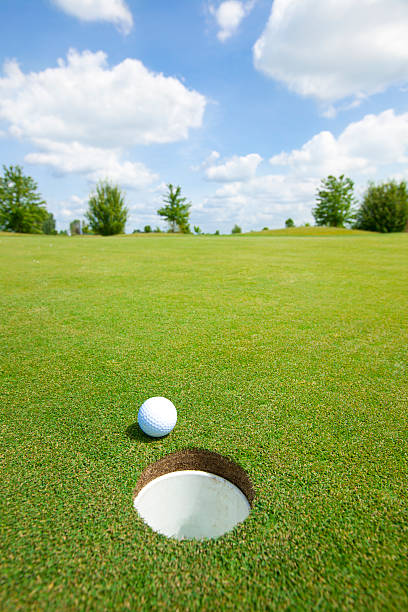 foto de bola de golfe - golf ball spring cloud sun - fotografias e filmes do acervo